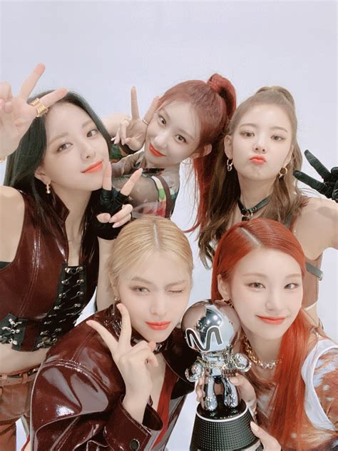 Itzys Latest Outfits Draw Mixed Reactions From Netizens Koreaboo