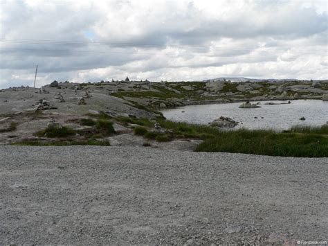 Der verkehrsweg beschreibt dabei im innern des berges eine kehre (eisenbahn, straße) oder eine kreiskehrschleife. Lysebotn