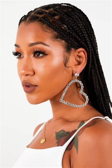 It became popular in the 1990s and remains so to this day. Knotless braids vs Box braids | Box braids hairstyles ...