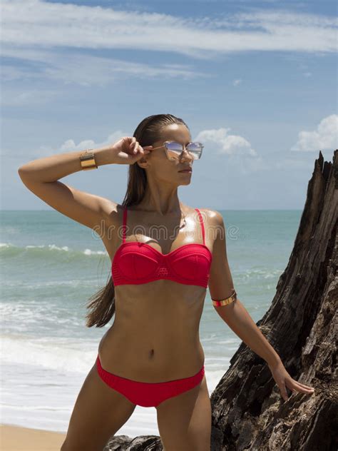 Piękna Kobieta W Okularach Przeciwsłonecznych I Czerwonym Bikini Na Plaży Mody Spojrzenie