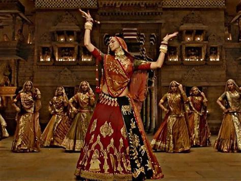 Deepika Padukone S Outfit In Padmavati Song Ghoomar Worth Rs Lakh