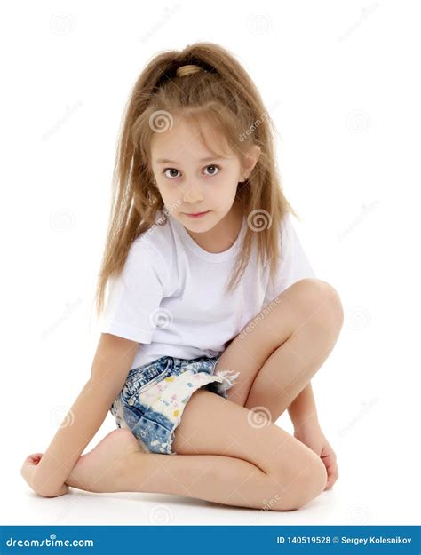 a menina está em seus joelhos foto de stock imagem de filha feriado 140519528