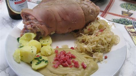 Berliner Eisbein mit Sauerkraut und Erbspüree Rezept ESSEN UND TRINKEN