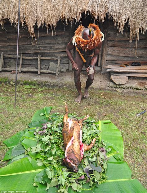 Papua Tribes Celebrate Thanksgiving With A War Dance Daily Mail Online