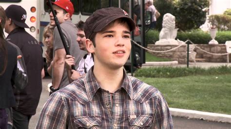 Icarly And Victorious Cast Tours Graceland Youtube
