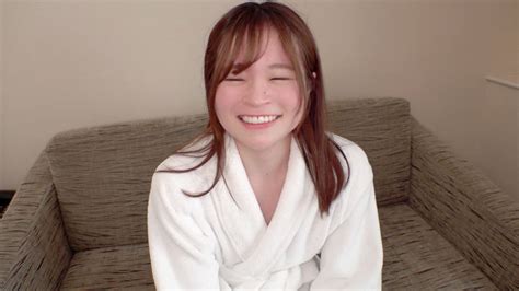 照れ隠しの笑顔が可愛い20歳の女子大生 処女喪失 日本のアダルト動画 熟女 ときどき 若い娘