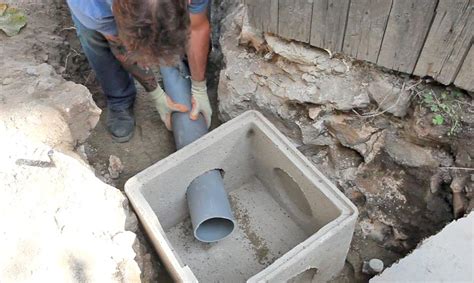 Alors à la recherche comment habiller un mur extérieur ou comment le cacher ? Installation d'un tuyau pour les eaux usées dans un regard