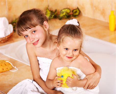 Дети мытье в бане Стоковое фото poznyakov