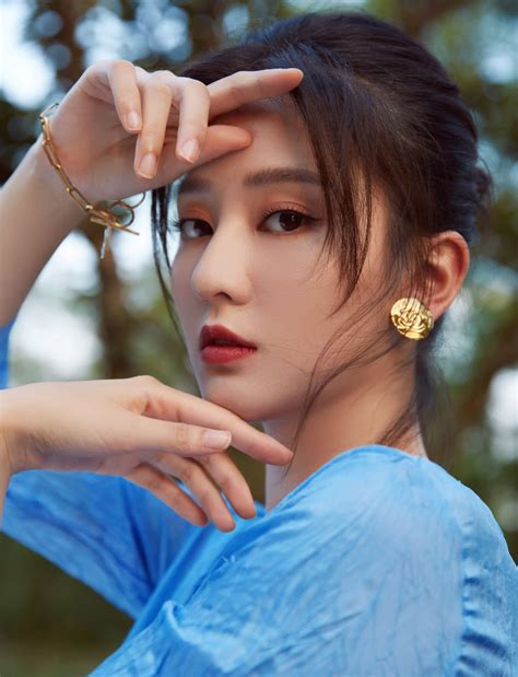 Qiao Xin Poses For Photo Shoot China Entertainment News Poses For