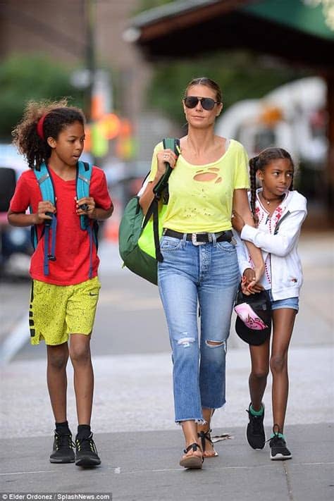 Mit ihrem zweiten ehemann, sänger seal, bekommt heidi klum drei weitere kinder: Heidi Klum looks lovely in a lemon top and jeans in NYC ...