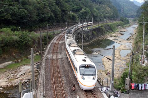 On 2 april 2021, at 09:28 nst (01:28 utc), a taroko express train operated by the taiwan railways administration (tra) derailed at the north entrance of qingshui tunnel in heren section, xiulin township, hualien county, taiwan, killing at least 51 people and injuring at least 186 others. 台湾の鉄道(台灣的鐵路)太魯閣號