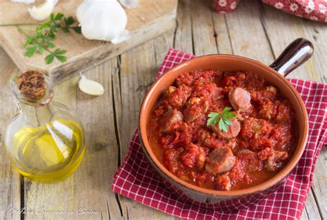 Seguite i nostri consigli per portare in tavola un piatto davvero sfizioso condito con questo sugo a base di carne Ricetta ragù di salsiccia | Ricettario Tipico