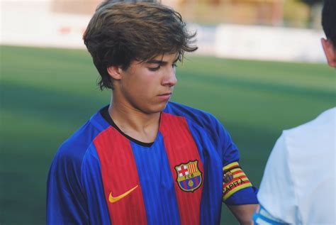 He plays for fc barcelona b as a central midfielder. Riqui Puig: Người kế thừa di sản của Barca - Nhà Cái Uy ...