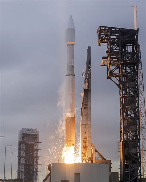 Photos Atlas 5 Rocket Aims For International Space Station