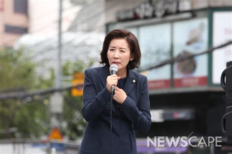 서울=뉴시스추상철 기자 = 1년 3개월만에 국민의힘 복당의 결정된 홍준표 의원이 24일 서울 여의도 국회 소통관에서 기자회견을 마친 후 취재진의 질문에 답변하고 있다. 홍준표 "아들 이중국적 여부 밝혀라"… 나경원 "언급 필요 ...