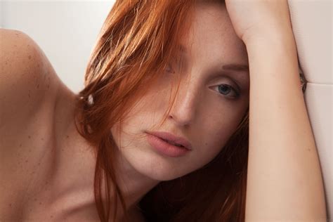 Model Redhead Michelle H Paghie In Bed Wallpaper