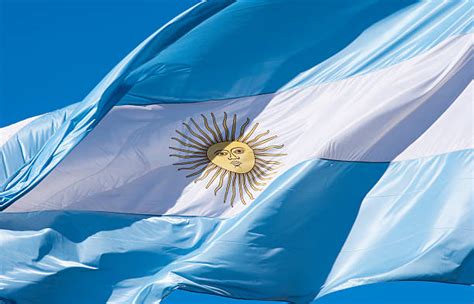 En la parte central hay una franja blanca, en el centro puedes verla «puede sol». Bandera Argentina - Stock Fotos e Imágenes - iStock