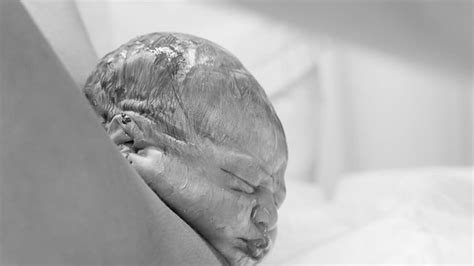 Birth Photographer Captures Exact Moment Babies Heads Are Born In