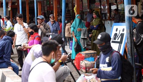 Daun palem adalah simbol dari kemenangan. FOTO: Jelang Natal dan Tahun Baru, Terminal Kalideres ...