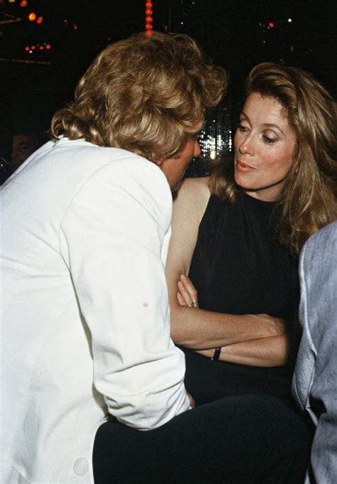 Une catherine deneuve qui achève laeticia en choisissant son camp. Johnny Hallyday et Catherine Deneuve, en 1989. | Johnny ...