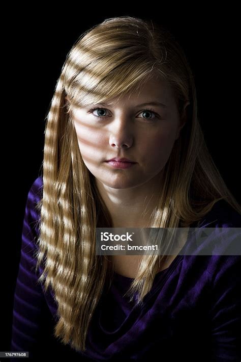저해상 주요 인물 사진 teen 여자아이 고보 라이팅에 대한 스톡 사진 및 기타 이미지 고보 라이팅 금발 머리 로키 istock