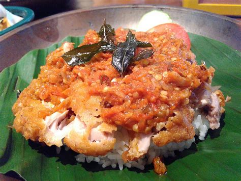 .bgt ya.ni saya bkin ayam ½kg aja ya ga banyak hehe.biar ayam nya gurih marinasi dlu ya pake sambel geprek : Pedas Gurih Ayam Geprek Di The Peoples Cafe