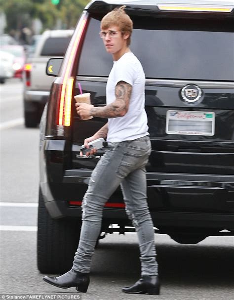 Justin Bieber Reverts To Trusted Hairstyle As He Steps Out Daily Mail