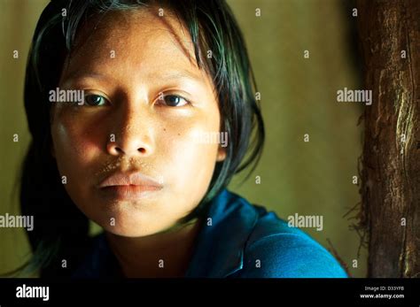 una niña mayorunas matses dentro de una maloca casa tradicional amazónicos perú fotografía de
