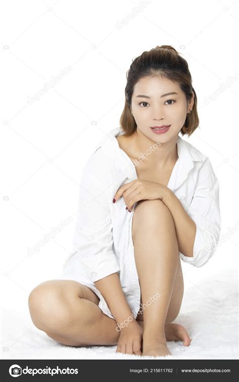 Mulher Chinesa Bonita Sexy Vestindo Uma Camisa Branca Calcinha Isolada Fotos Imagens De