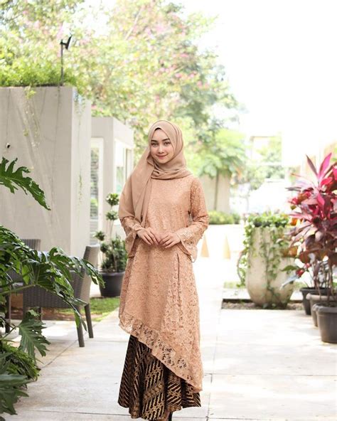 Kebaya modern beludru untuk berbagai acara formal. 4 Outfit Hijab Kebaya dengan Warna Cokelat yang Manis ...