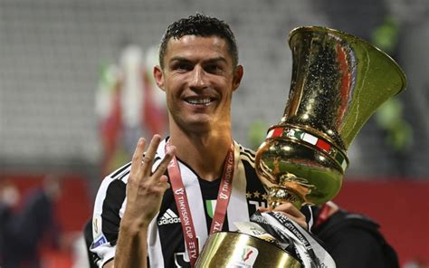 La coppa italia è la principale coppa calcistica italiana, nonché la seconda competizione professionistica nazionale per prestigio dopo il campionato di lega.il torneo si tiene sotto la giurisdizione della figc ed è riconosciuto di fatto come una coppa federale, in maniera analoga alla fa cup inglese, sebbene sia dal punto di vista organizzativo una coppa di lega, similarmente all. Juventus, Cristiano Ronaldo dorme con la Coppa Italia ...