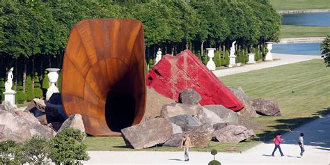 There Is Now A Giant Vagina Sculpture At The Palace Of Versailles