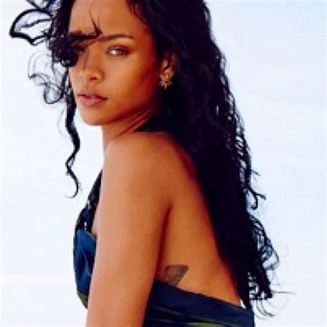Ego Rihanna Sensualiza Em Barco No Brasil E Posa De Topless Notícias De Famosos