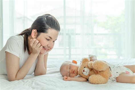 Bayi Berkeringat Banyak Di Kepala Saat Menyusu Dan Tidur Normal Nggak