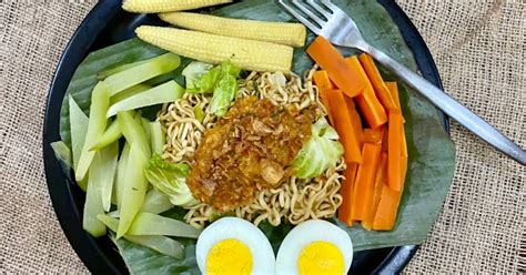 100 gram daun pepaya, direbus 100 gram kacang panjang, dipotong 3 cm, direbus 50 gram taoge, direbus 50 gram kembang turi, direbus 6 lembar kol, diiris kasar, direbus 50 gram bayam, dipetiki, direbus 1 buah timun, dibelah 4 panjang, dipotong kotak. 169 resep mie pecel enak dan sederhana ala rumahan - Cookpad