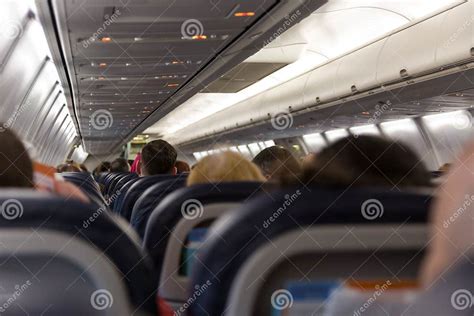 Passagiere Die Im Flugzeug Bereites Zur Abfahrt Setzen Stockfoto