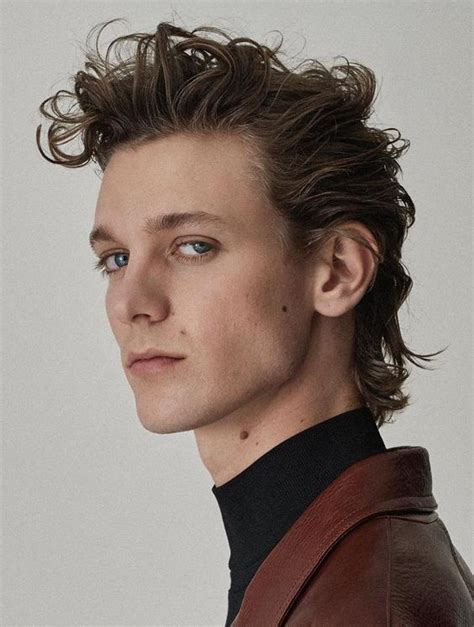While a mullet on its own is defined by long hair all over, especially at the back, a modern mullet is shorter on top and the sides. Corte mullet é tendência para 2020 - Z Magazine