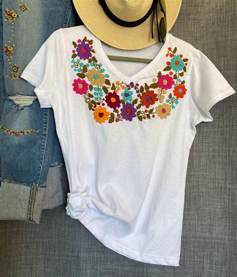 Floral V Cuello Camiseta Flores En La Naturaleza Camiseta Etsy