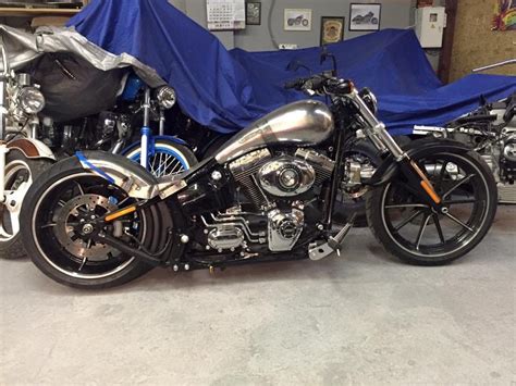 Ein mitschwingender heckfender und ein streched tank, beides sonderanfertigungen aus unserer werkstatt, machen diese breakout zum custombike. Harley Davidson FXSB Softail Breakout Customizing Umbau ...