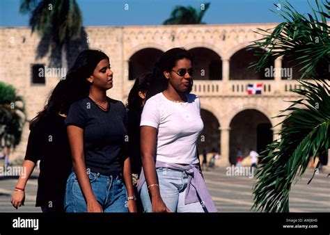 dominikanische republik santo domingo plaza espania junge frauen stockfotografie alamy