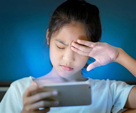 چرا چشم کودکان در برابر نور آبی آسیبپذیرتر است حساسیت چشم کودکان به