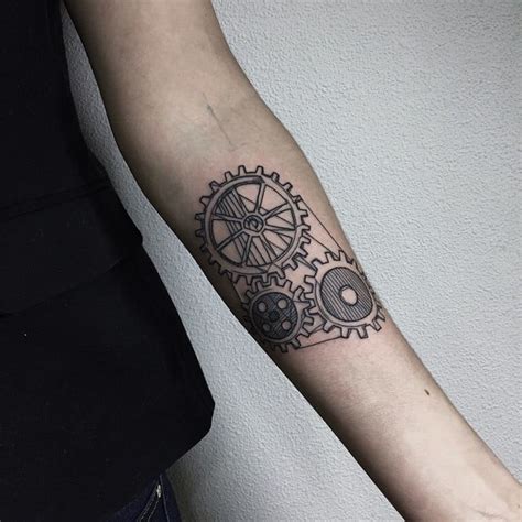 Antes de acudir a cualquier estudio de tatuajes para preguntar sobre este tipo de tattoos, te recomendamos que le eches un vistazo a la galería en la que encontrarás esta recopilación de diseños. Tatuaje de engranajes - Tatuajesxd
