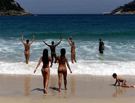 Sem roupa conheça praias de nudismo espalhadas pelo Brasil e pelo mundo BOL Fotos BOL Fotos