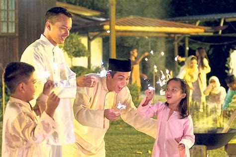 Walaupun terdiri daripada latar belakang yang berbeza, namun sambutan perayaan hari kebangsaan sesungguhnya membuka satu lagi jalan dalam usaha memupuk perpaduan di malaysia. Sambutan Perayaan Aidilfitri Di Malaysia Mungkin Ditangguhkan