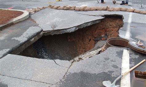 Tampa Sinkhole Florida Man Disappears Into Sinkhole After Bedroom Collapses Ibtimes
