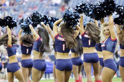 Despite Lawsuits Nfl Cheerleaders Still Earn Astronomically Low Pay