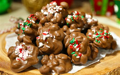 Homemade christmas candy makes a great hostess gift, plus it adds a sweet touch to dessert platters and gift bags or baskets this holiday season. Easy Last-Minute Christmas Treats