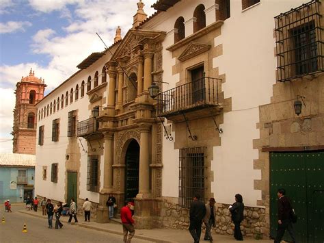 Hay una casa de iluminación al lado de la otra. National Mint of Bolivia - Wikipedia