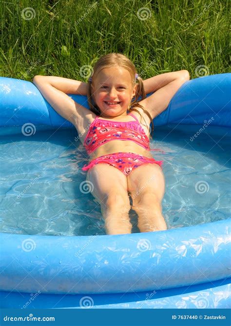 Mädchen im Schwimmbad stockfoto Bild von ausstattung