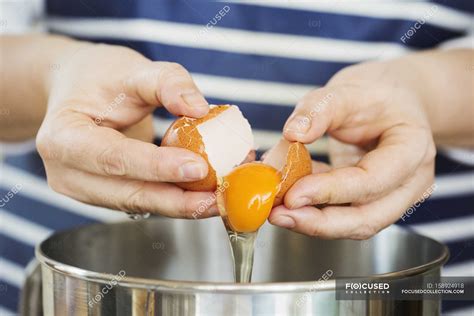 Person Separating Egg — Baker Eggshell Stock Photo 158924918